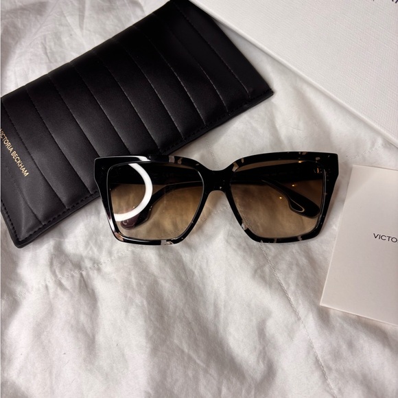 🌟FLASH SALE NO OFFERS Victoria Beckham Tortoiseshell Sunglasses - Picture 2 of 7